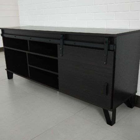 下部には電気メッキの鉄製脚が付いています。両側には黒サンドブラスト仕上げの台形鉄製脚が付いています。テレビキャビネットの金具は交換可能です。お気軽にお問い合わせください。その他の金具やテレビキャビネット製品もご提供可能です。